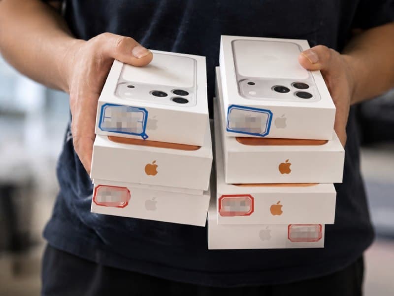 China Affairs|Zhejiang Man Duped into Buying 7 iPhones to "Unfreeze" Account, Police Intercept Delivery