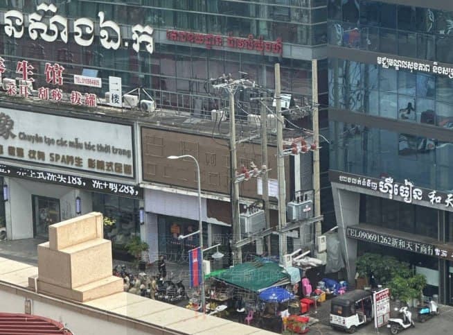 Cambodia Affairs|Police Seen Dismantling Signboards on Deserted Sihanoukville Street