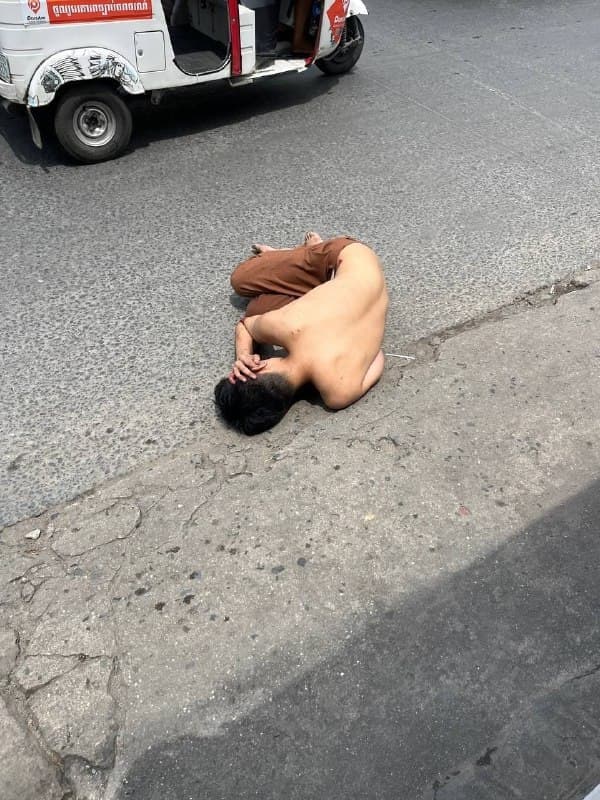 Cambodia Affairs|Chinese National Found Abandoned on Roadside in Phnom Penh in Weak Condition